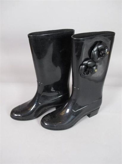 CHANEL
Paire de bottes en caoutchouc noir,...