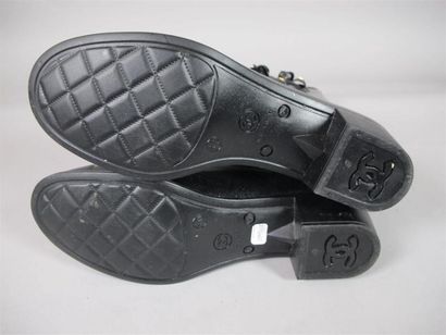 CHANEL
Paire de bottes en caoutchouc noir,...