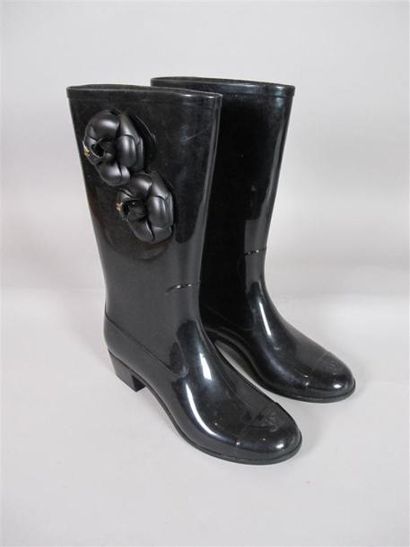 CHANEL
Paire de bottes en caoutchouc noir,...