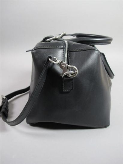 Gérard DAREL
Sac porté main en cuir noir...