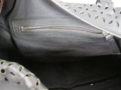 Gérard DAREL
Sac porté main en cuir noir...