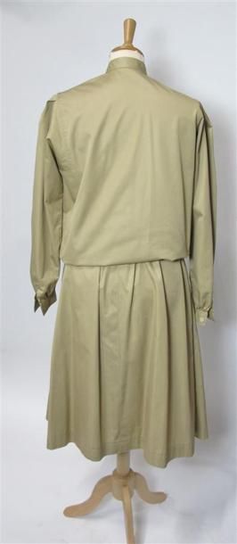 Ted LAPIDUS
Tailleur beige, jupe à ouverture...