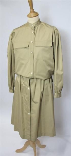 Ted LAPIDUS
Tailleur beige, jupe à ouverture...