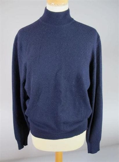 Lot de trois pulls en cachemire kaki, marin...