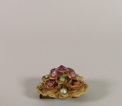 HENRY
Broche figurant une fleur en talosel...