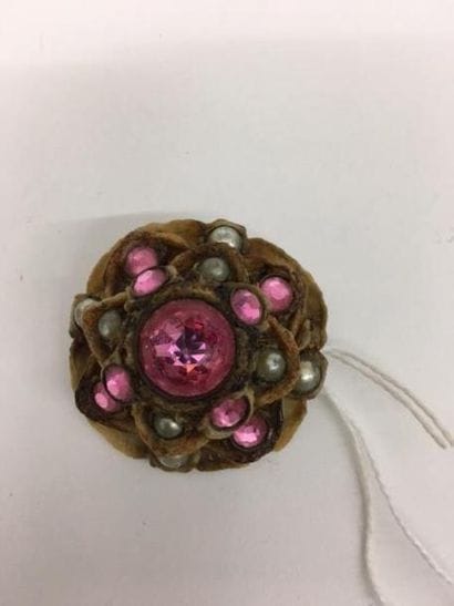 HENRY
Broche figurant une fleur en talosel...