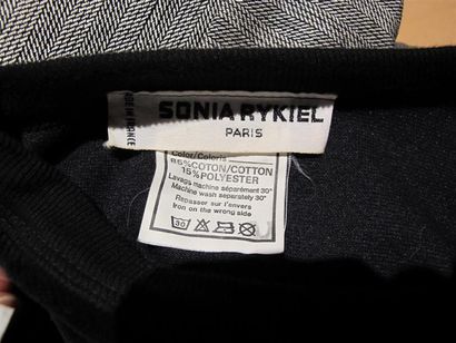 Sonia RYKIEL
Tunique en velours noir, avec...