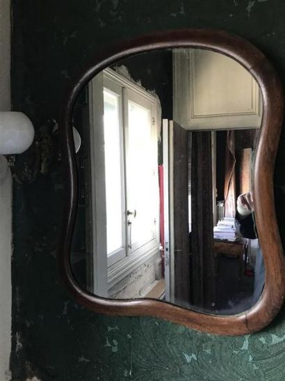 Miroir en bois de forme polylobée.