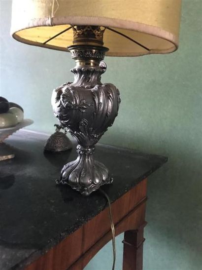 Lampe en métal argenté.
Haut. : 22 cm