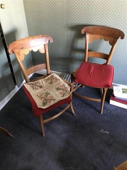 Deux fauteuils et six chaises paillés.
Travail...