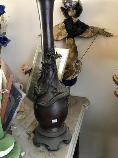 Vase en bronze à patine brune à décor d'un...