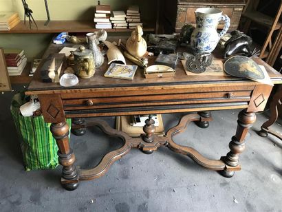 Table rectangulaire en noyer, ouvrant par...