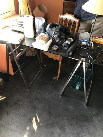 Table de bureau en verre et acier.
