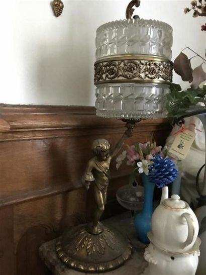 Lampe à décor d'un amour en bronze, abat-jour...