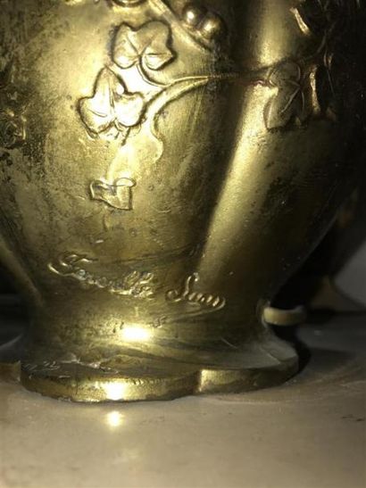 Pichet en bronze doré à une anse, à décor...