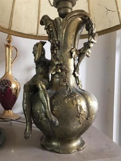 Pichet en bronze doré à une anse, à décor...