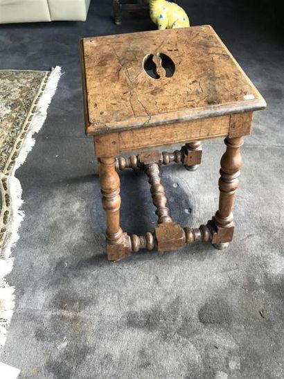 Deux tabourets pouvant former paire, en bois...