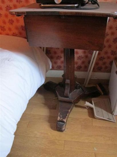 Table en bois reposant sur un piètement ...