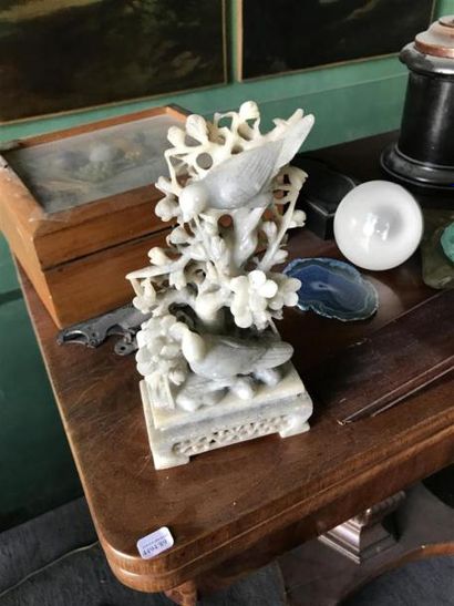 Chaise à haut dossier, les pieds cambrés...
