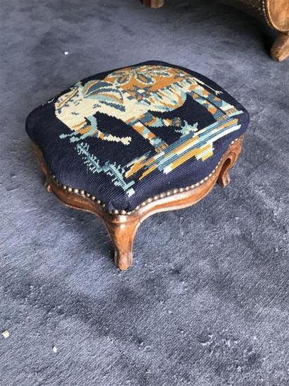 Chaise à haut dossier, les pieds cambrés...