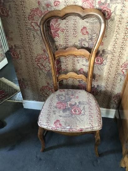 Chaise à haut dossier, les pieds cambrés...