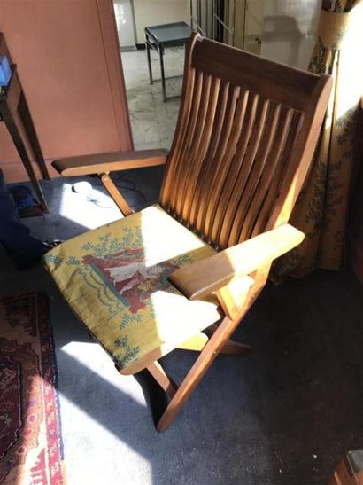 Fauteuil pliant en bois moderne.