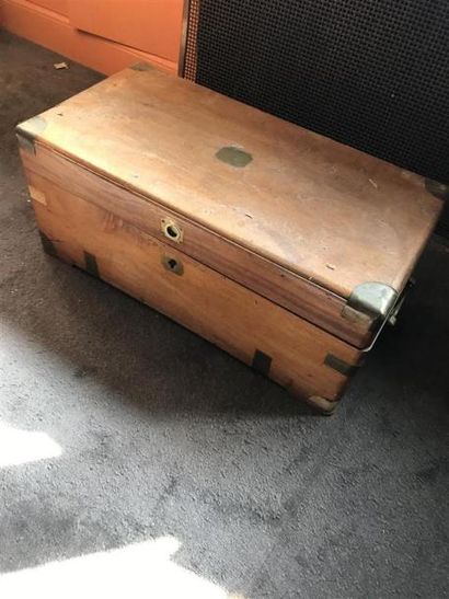 Coffre rectangulaire en bois.
