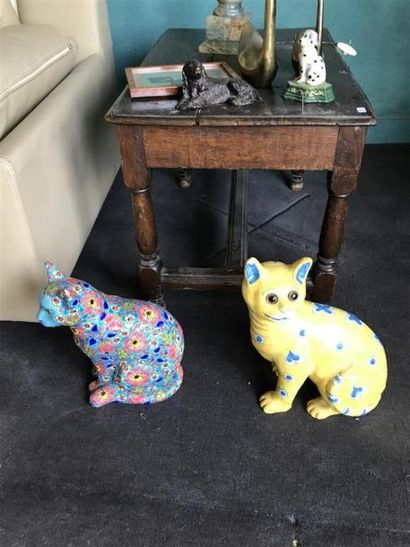 Deux chats en céramique, l'un en émaux de...