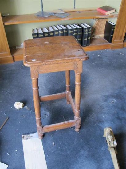 Tabouret en bois naturel.