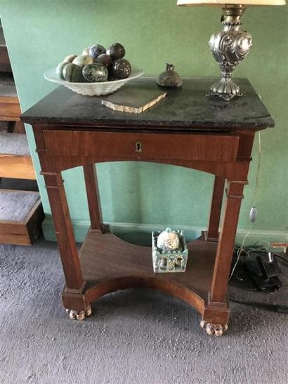 Petite console en placage d'acajou, dessus...