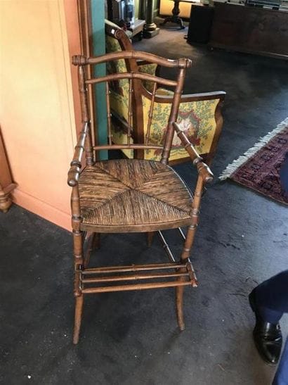 Chaise haute paillée.