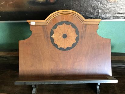 Petit lutrin de table en bois marqueté.