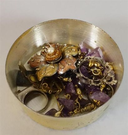 Lot de bijoux fantaisie.