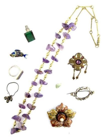 Lot de bijoux fantaisie.