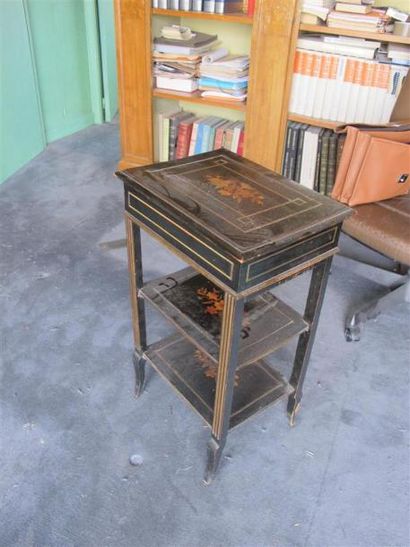 Petite table rectangulaire en bois noirci,...