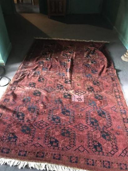 Tapis à fond rouge.
(Accidents et réparations)...