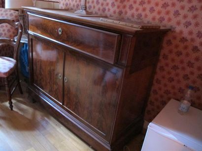 Commode en acajou et placage d'acajou ouvrant...