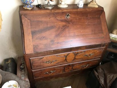 Bureau de pente en noyer ouvrant par un abattant...