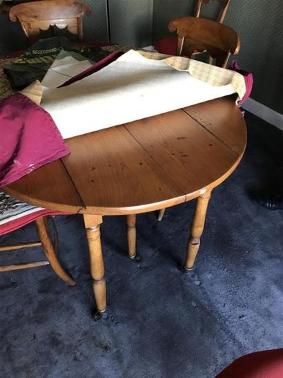Table ovale à volets en merisier.
Haut. :...