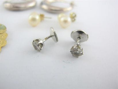 Quatre paires de boucles d'oreilles.
