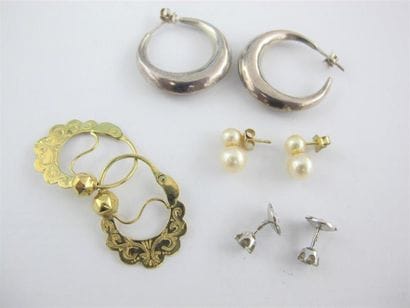 Quatre paires de boucles d'oreilles.
