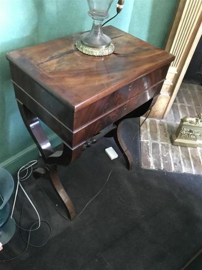 Petite table en acajou et placage d'acajou,...