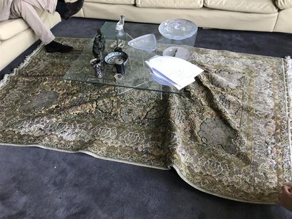 Tapis à fond jaune en laine et soie.
(Ac...