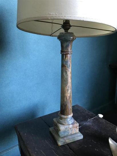 Pied de lampe, colonne en onyx.
Haut. : 44...