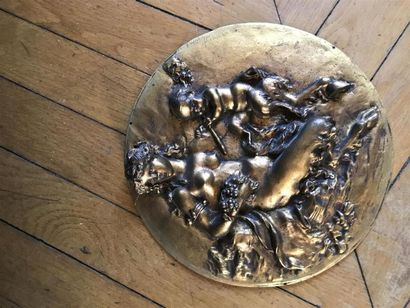 Importante commode en placage ornée de bronze...