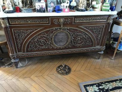 Importante commode en placage ornée de bronze...