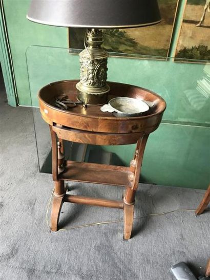 Petite table ovale en placage d'acajou à...