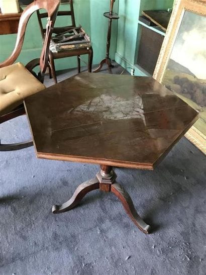 Guéridon hexagonal en acajou, piètement tripode.
Haut....