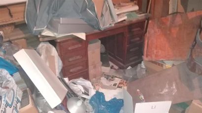 Bureau en bois à caissons.
(Accidents)