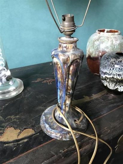 Lampe en grès émaillé sur piédouche.
Époque...